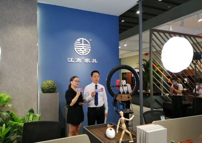 【直擊展會現場】鴻業家具線上直播展會盛事，多彩繽紛！